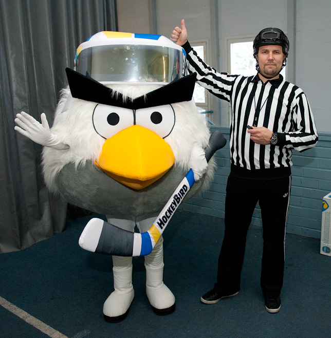 Arvaamattomuudestaan tunnettu HockeyBird kulki hallilla "lintukuiskaajan" seurassa. Lintua kaitsi mies, joka tuntee HockeyBirdin parhaiten - Rovio Entertainmentin Toni Kysenius, joka on maskotin suunnittelija! 120107_HockeyBird_Jarvenpaa_159.jpg