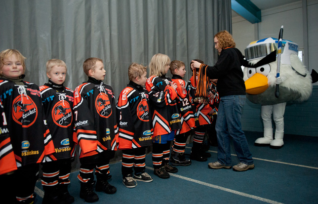 Lintu oli mukana myös palkintojenjaossa. Vuorossa Järvenpään Haukkojen joukkue. 120107_HockeyBird_Jarvenpaa_168.jpg