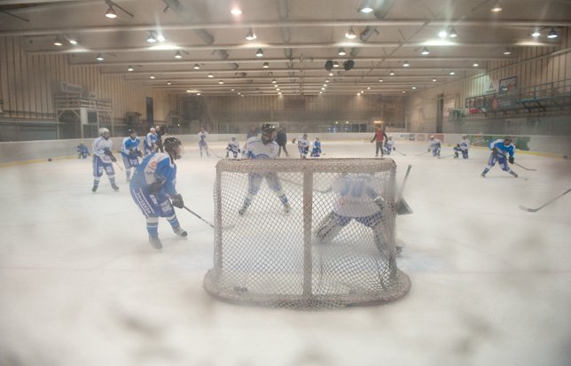 Vierumäen ykköskaukalon pleksistä ei juuri läpi näy. 120229_Jutit_pleksi.jpg