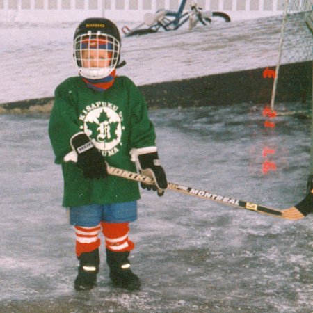 Vihje: Hän on syntynyt 9.3.93 ja painaa nykyisin 93 kilogrammaa. Joulukalenteri_11122011_pelaaja_644px.jpg