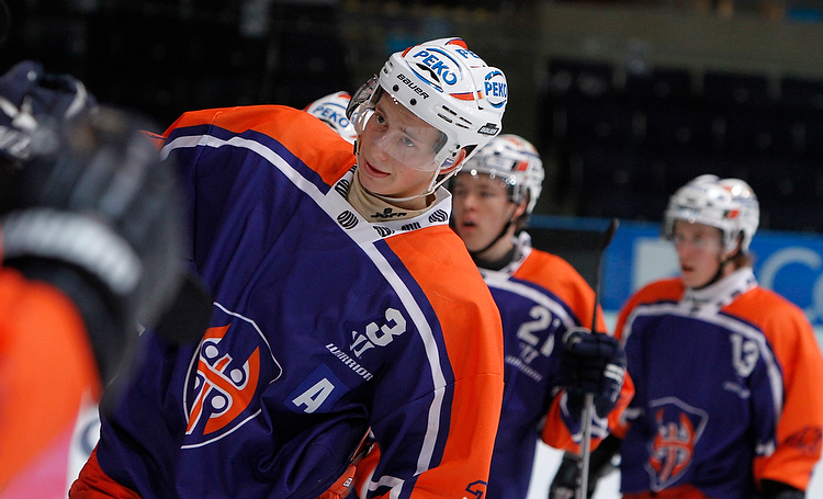 Joonas Liimatainen tuulettaa Tapparan avausosumaa.