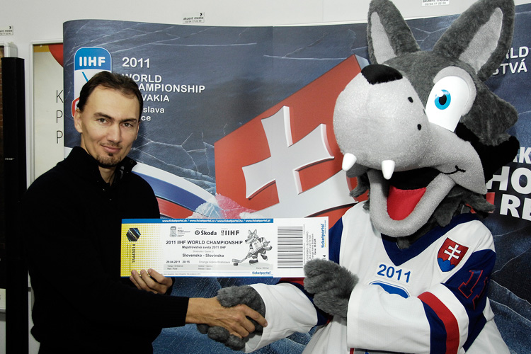 Miroslav Satan vastaanotti pääsyliput kisoihin kisamaskotti Gooolylta. Miroslav Satan vastaanotti pääsyliput kisoihin kisamaskotti Gooolylta.