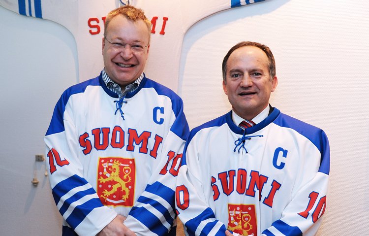 Kaksi kanadalaista lätkäfania Suomi-paidoissaan! Nokian Stephen Elop (vas.) kannattaa Vancouver Canucksia, Kanadan suurlähettiläs Christopher Shapardanov puolestaan vannoo Toronto Maple Leafsin nimeen. Leijonat-lehti kuvasi kaksikon Karjala-turnauksessa. Elop_Shapardanov.jpg