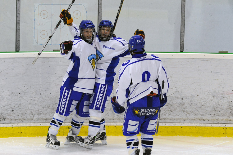 Leijonat juhlivat ottelun avausmaalia. Leijonat juhlivat ottelun avausmaalia.