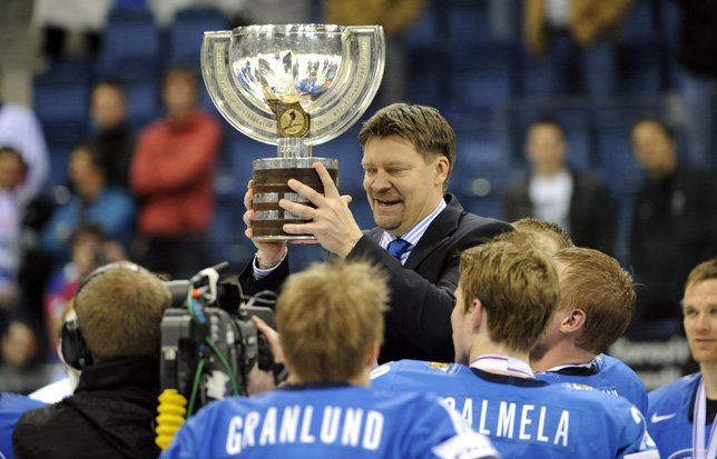 Jalonen_Jukka_pokaali_HHOF_IIHF_Images_644x413.jpg