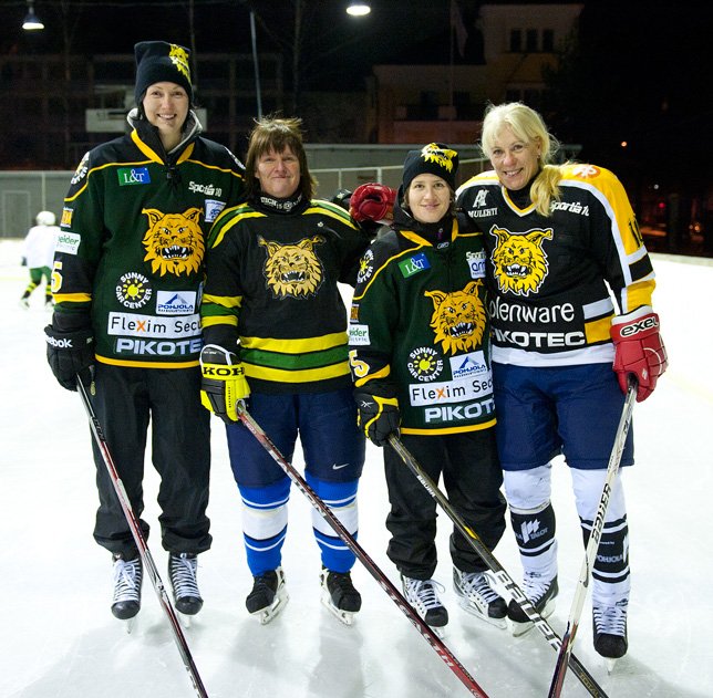 Samassa kuvassa valtavasti Ilves- ja Naisleijonat-menestystä! Vasemmalta Rosa Lindstedt, kymmenen arvokisamitalin Marianne Ihalainen, Johanna Koivula ja kahdeksan arvokisamitalin Anne Haanpää. Ihalainen ja Haanpää pelaavat "lassikon" mammaottelussa. Lindstedt_Rosa_Ihalainen_Marianne_Koivula_Johanna_Haanpaa_Anne_Koulukatu_28122011_644px.jpg
