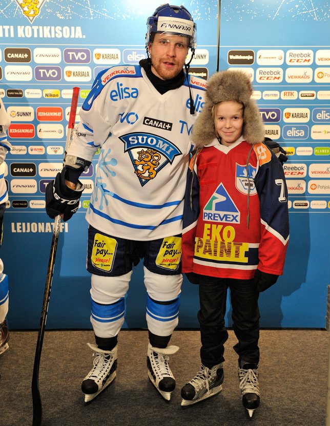 Leo Komarovin saattoi kaukaloon Munsala IK:n Linus Vesterlund. 120209_Komarov_lahtoseurajuniorit.jpg