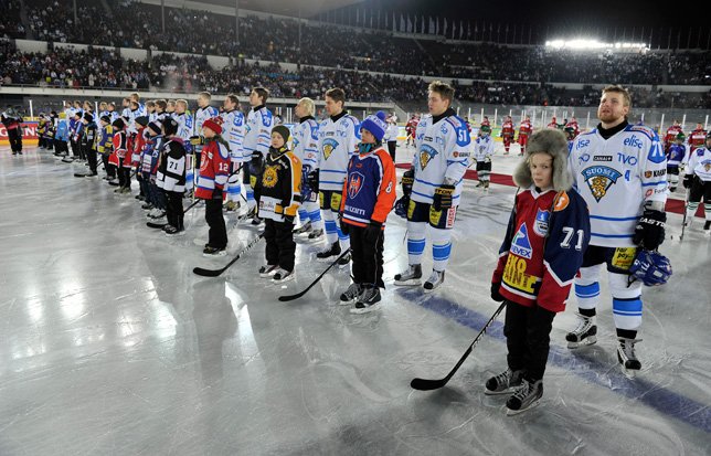 Lähtöseurojen juniorit ja Leijonat kaukalossa. 120209_Lahtoseurajuniorit_jaalla.jpg