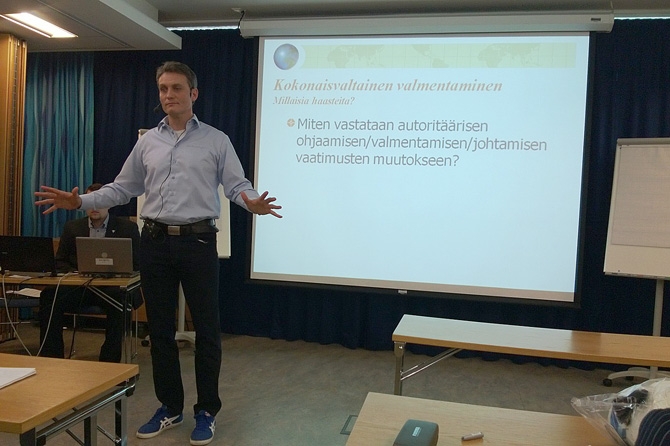 Mika Kojonkoski luennoi Vantaalla käynnistyneessä seminaarissa