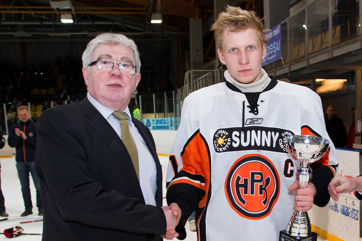 Hänet palkittiin Nuorten SM-liigan pudotuspelien MVP-palkinnolla!