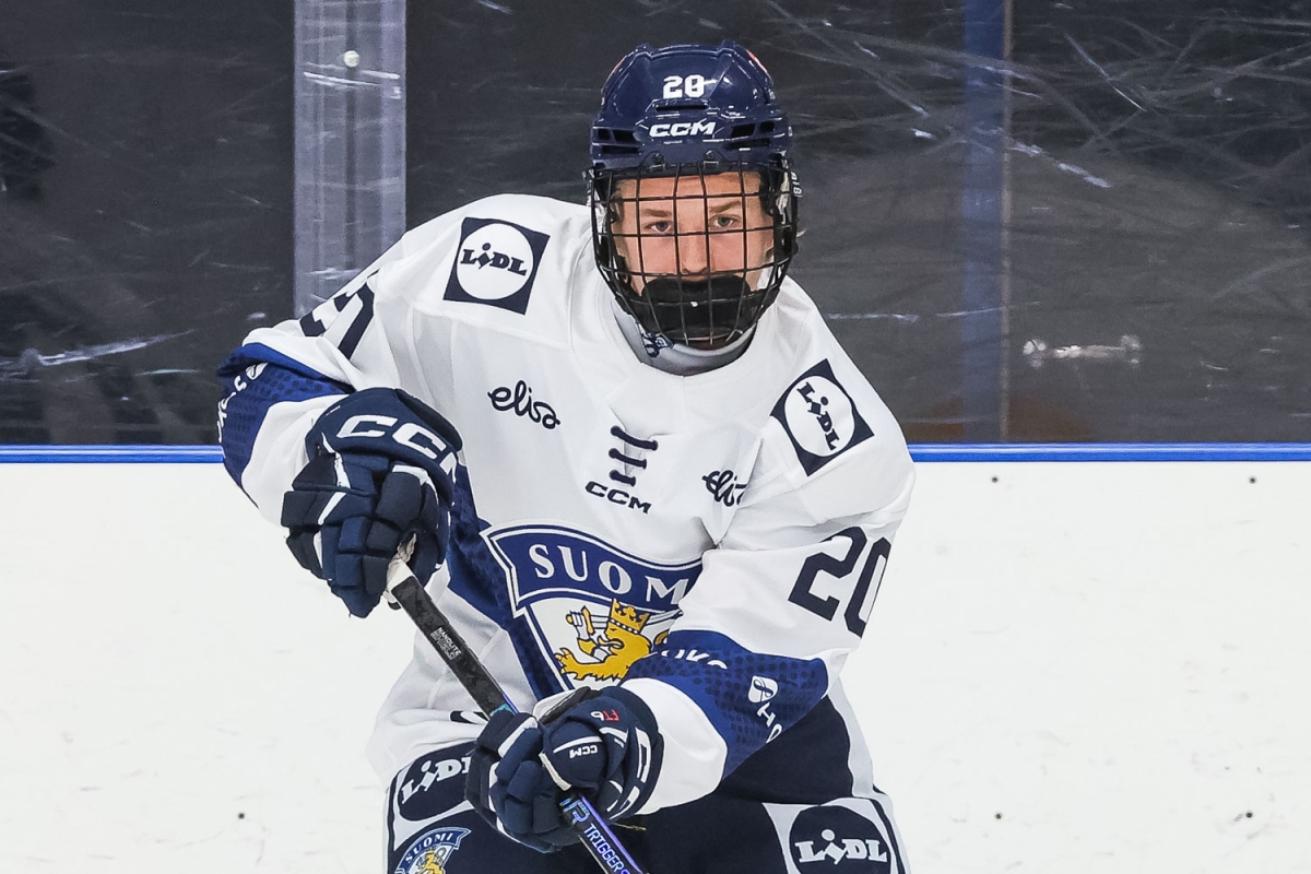  Matias Vanhanen hyökkää kolmosketjussa.