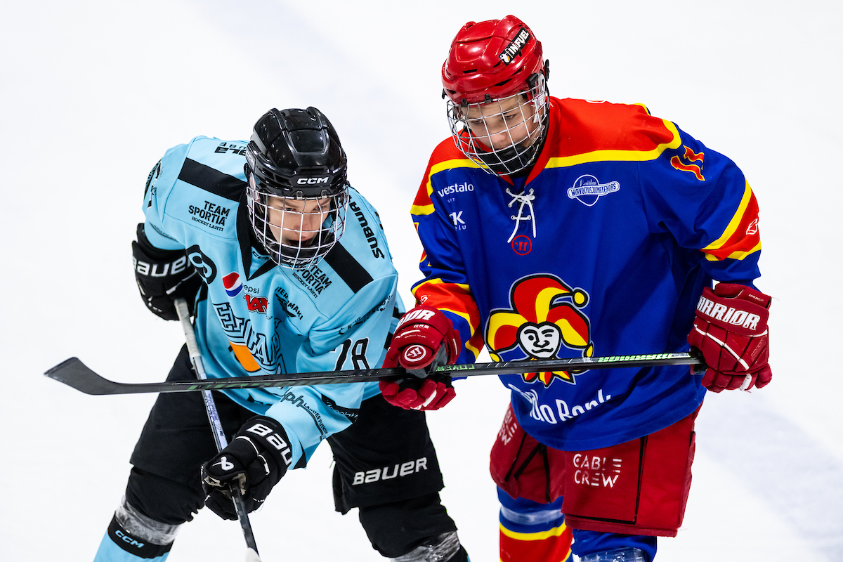 Pelicansin Juho Hyppönen ja Jokerien Niklas Borgström U18 SM-alkusarjan ottelussa Jokerit–Pelicans 19.9.2025. (Kuva: Riku Laukkanen / @r1kuexposures)