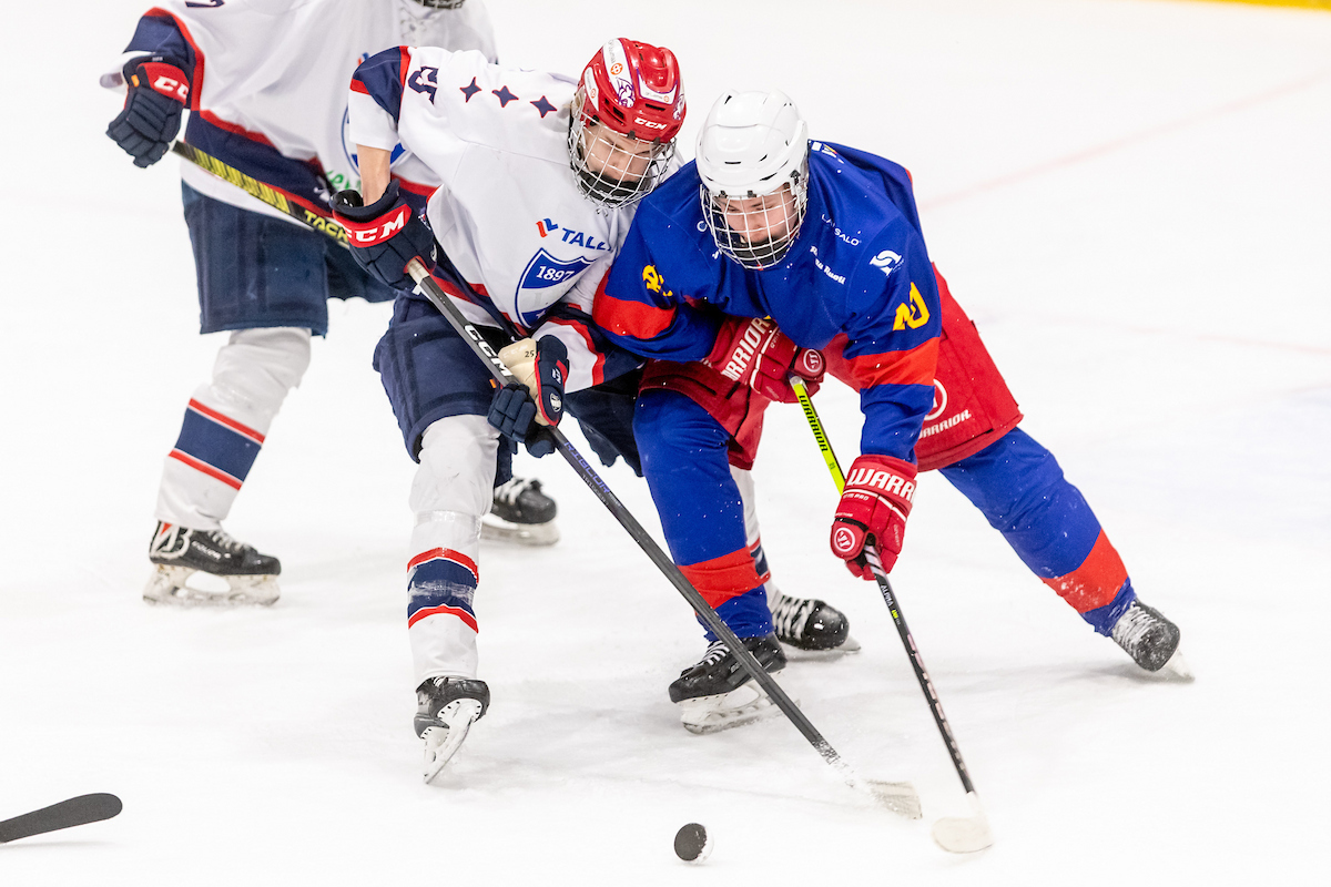 HIFK:n Joel Huhtamaa ja Jokerien Juho Keinänen kamppailivat U18 SM-sarjan kolmannessa finaaliottelussa 3.4.2024. (Kuva: Jari Mäki-Kuutti)