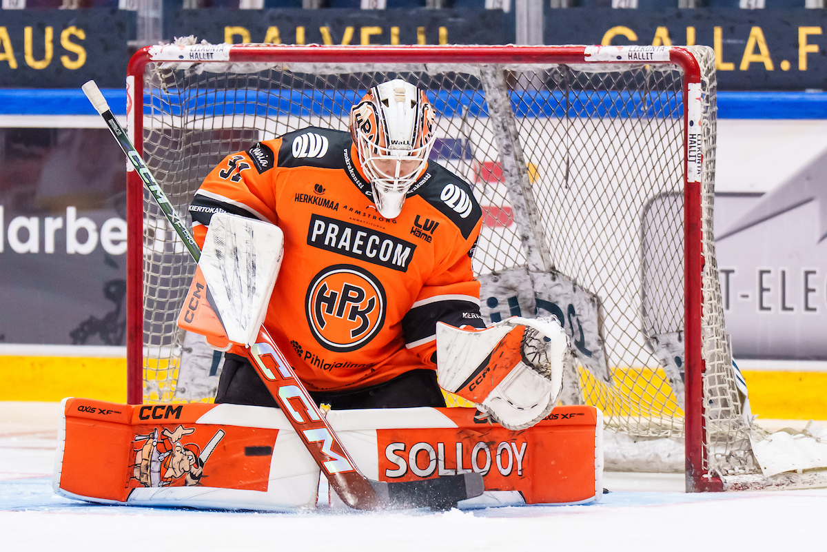Kaj Saarinen torjui puolivälieräavauksessa voiton Pelicansista. (Kuva: Mika Kylmäniemi)