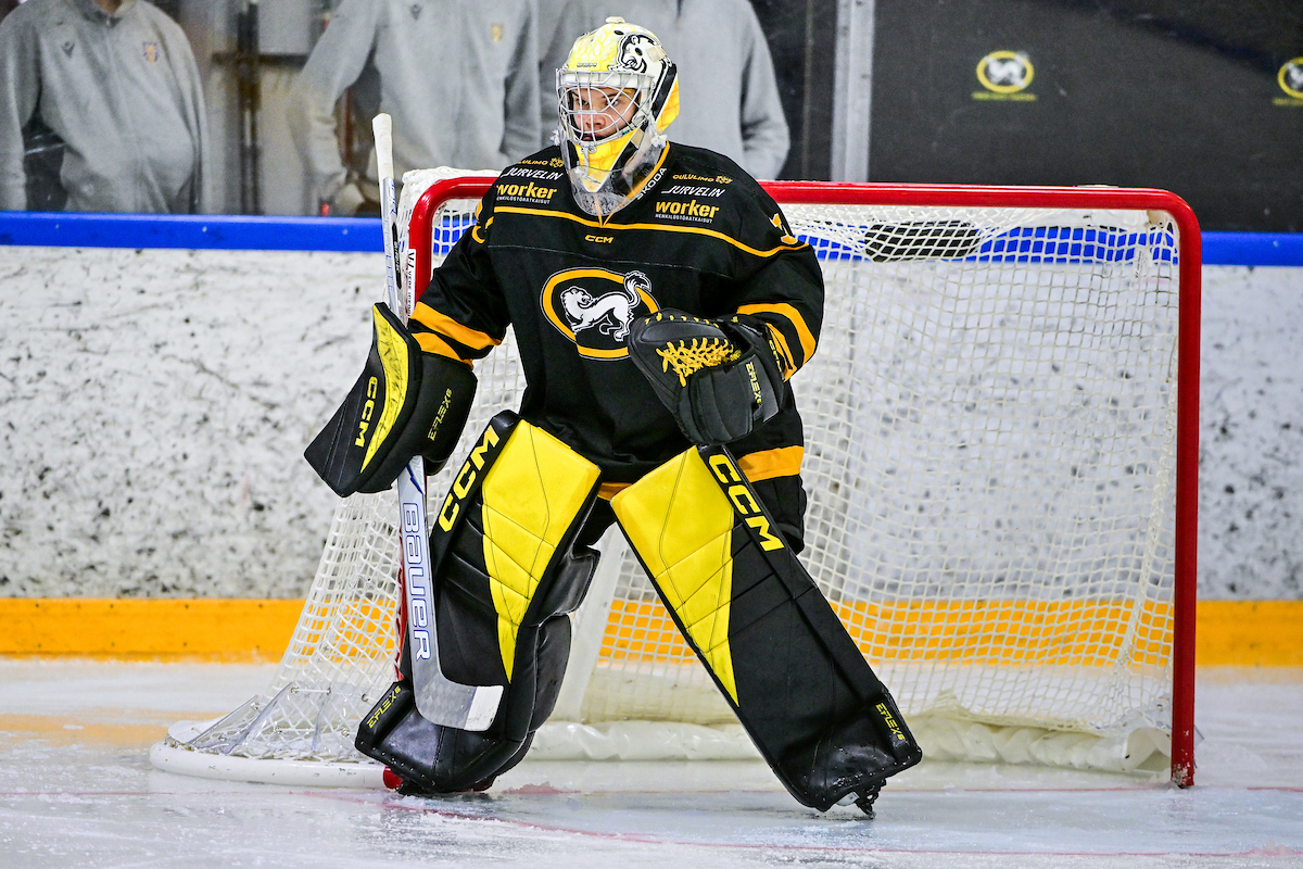 Tuukka Järvikuona on kantanut päävastuuta Kärppien maalilla ja torjunut loppusarjassa 13 voittopeliä. (Kuva: Jussi Määttä)