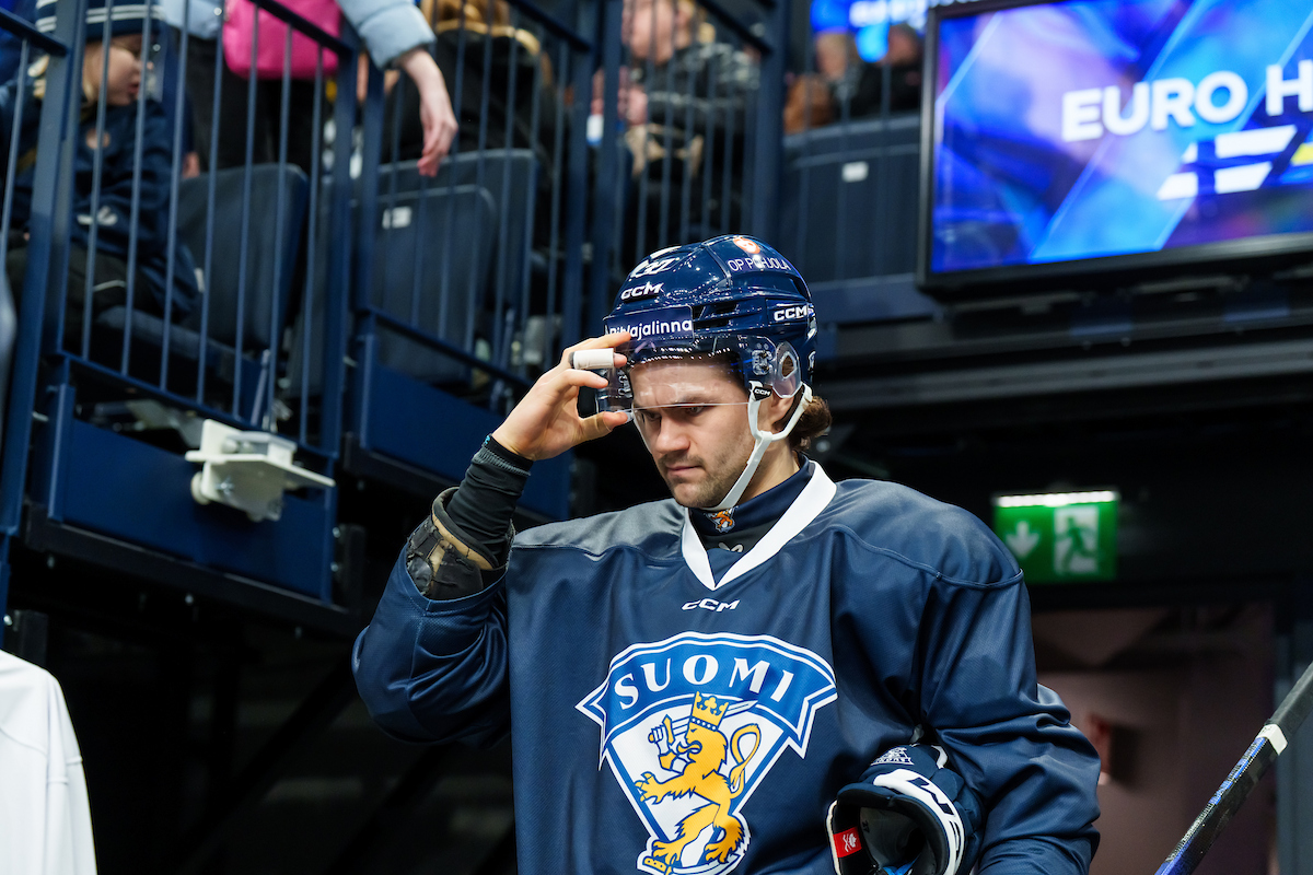 Jääkiekkoilija tulossa jäälle.