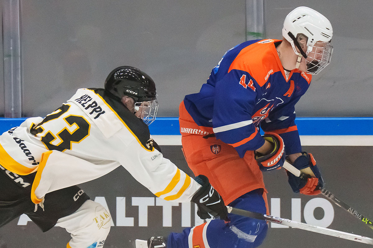 Kärppien Niklas Helppi ja Tapparan Jonatan Seppälä kamppailevat pisteistä sunnuntaina Oulussa. (Kuva: Mika Kylmäniemi) 