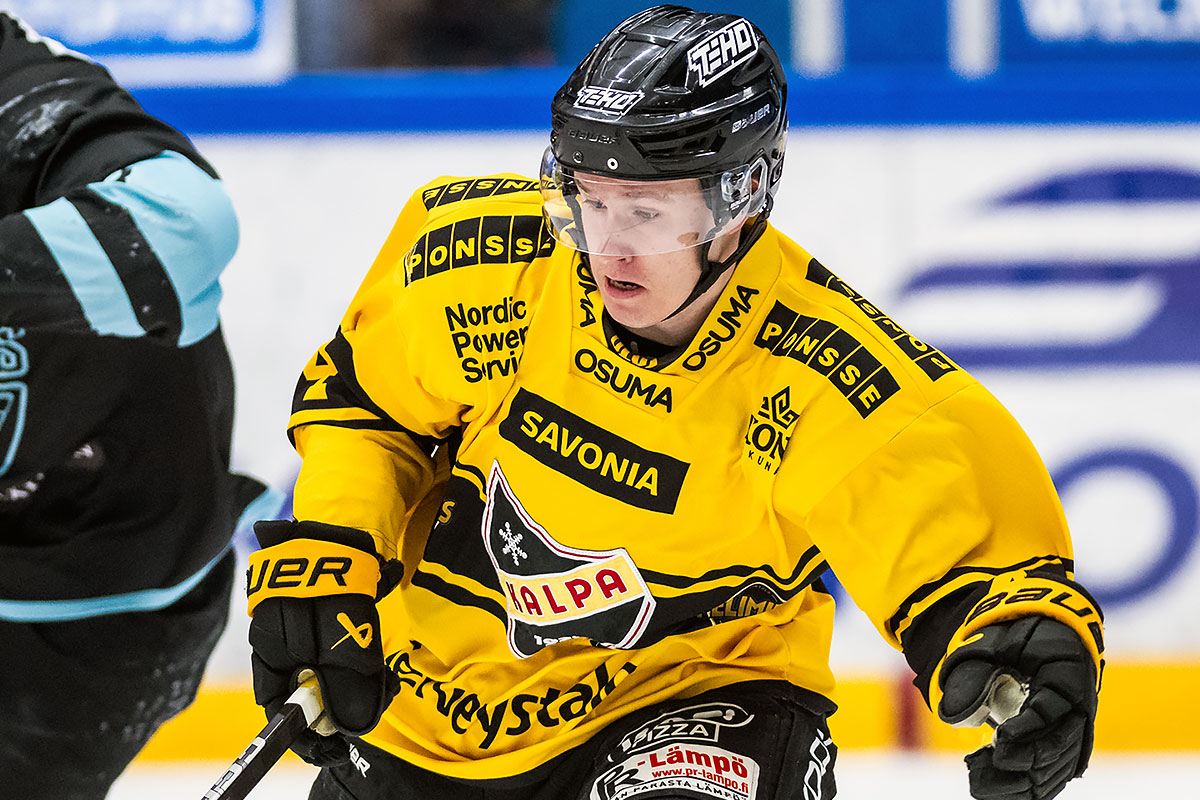 Puolustaja Juho Hintikka ratkaisi maalillaan KalPan jatkopaikan pudotuspeleissä. (Kuva: Riku Laukkanen)