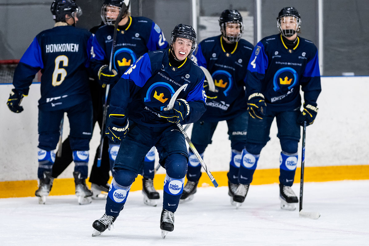 K-Espoon Aapo Katavisto (kesk.) onnistui maalinteossa lauantaina KalPaa vastaan. (Kuva: Riku Laukkanen)