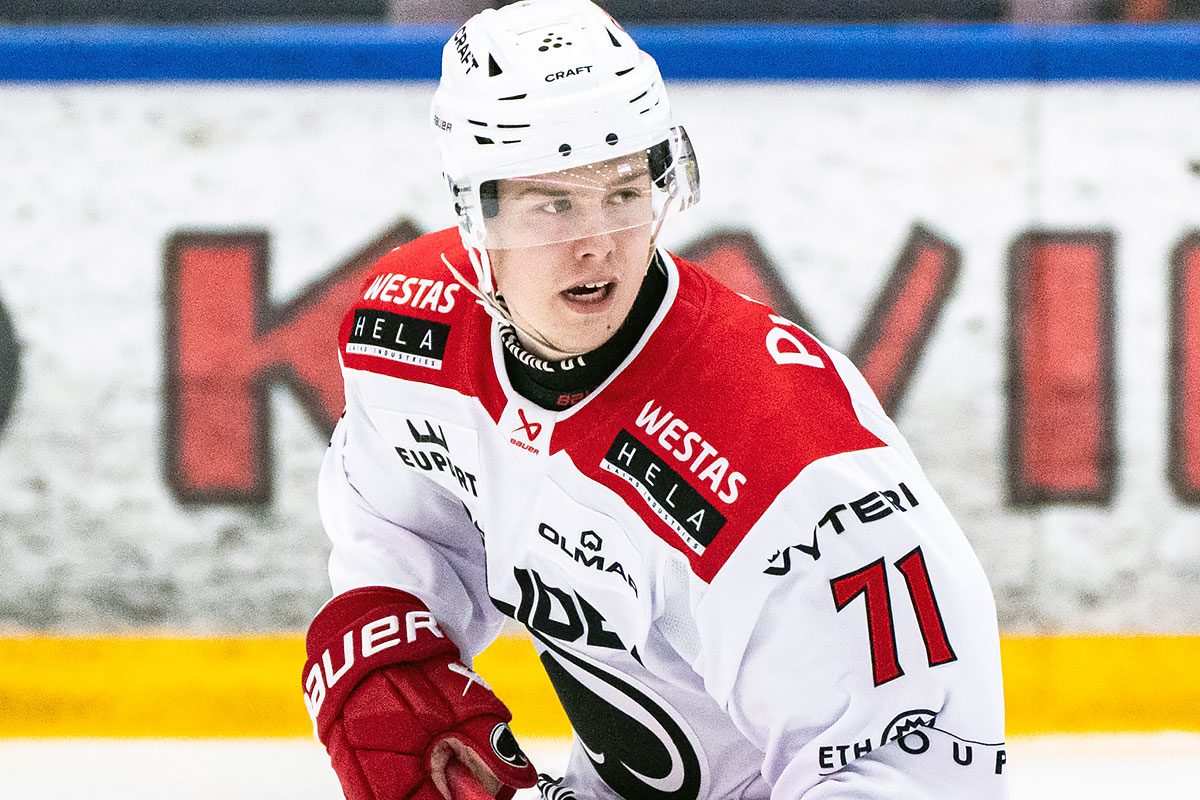 Lauri Eskola teki Ässien voittomaalin Tapparaa vastaan. (Kuva: Liiga/Teemu Hannula)