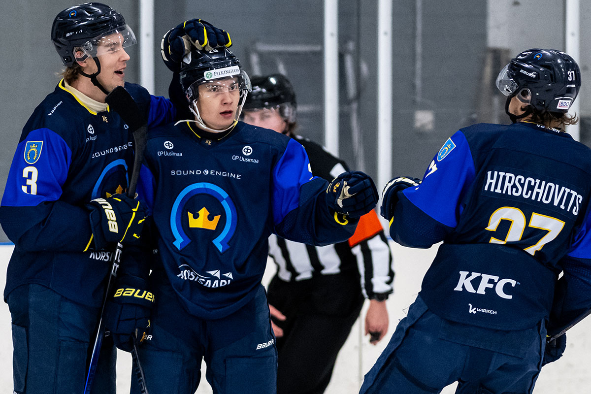 K-Espoo (Tommy Willberg vas., Tuomas Suoniemi ja Joakim Hirschovits) jatkaa kauttaan U20 SM-sarjan välierissä. (Kuva: Riku Laukkanen)