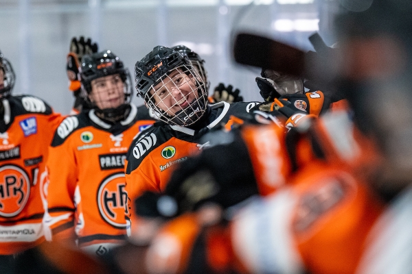 Kiekko-Espoo enää voiton päässä finaaleista – HPK siirtyi kuskin paikalle ottelusarjassa Kuortanetta vastaan