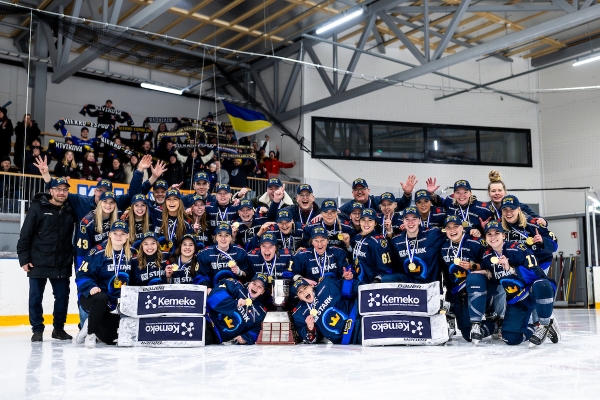 Kiekko-Espoo palasi mestariksi – Yhdeksän mestaruuden kultaluotsi Sami Haapanen: "On aina kivaa, kun tyttö palaa kotiin!" 