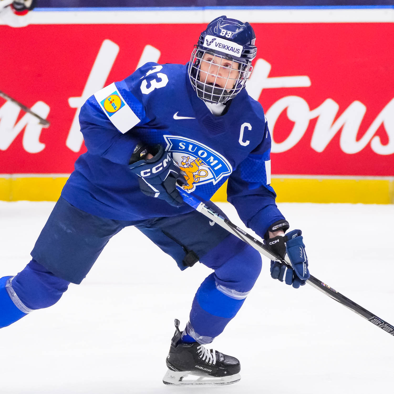 Michelle Karvinen toimi Naisleijonien kapteenina viime keväänä pelatussa MM-turnauksessa. Karvinen on mukana myös Kloteniin matkustavassa joukkueessa.