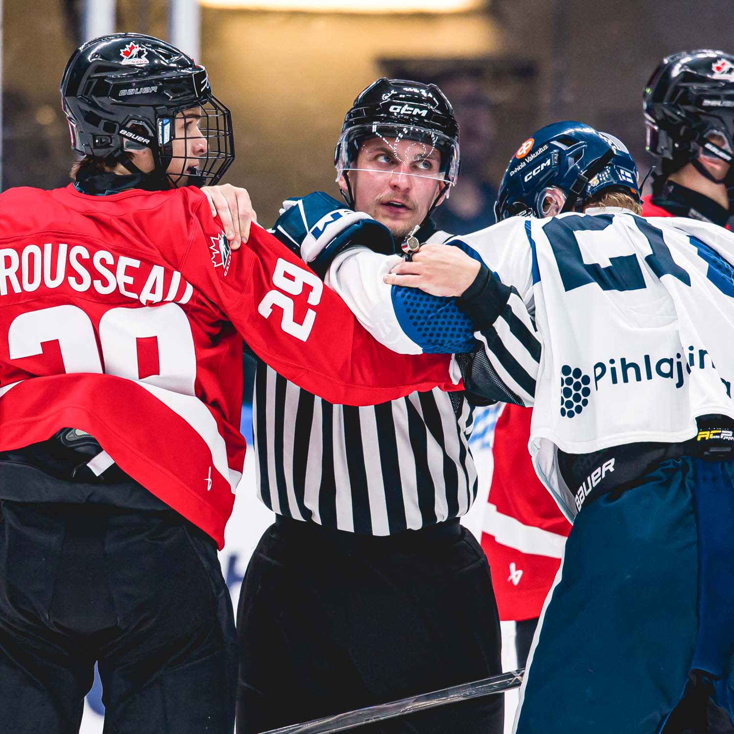 Thomas Rousseau ja Olli Wahlroos alkulohkovaiheen kamppailivat maanantaina pelatussa alkulohkovaiheen ottelussa Kanada–Suomi, jonka Kanada voitti maalein 5–3.
