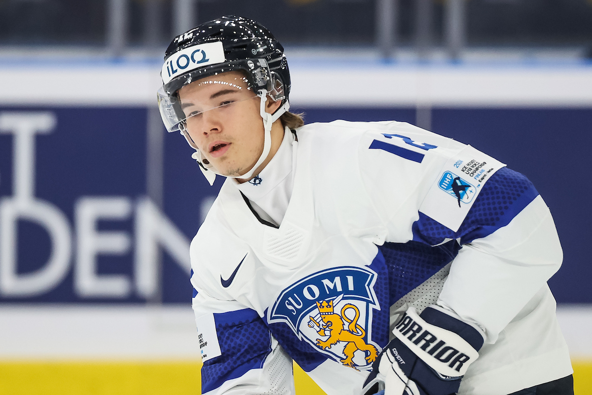 Joona Väisänen pelaa isossa roolissa NCAA:ssa. Tässä Väisänen ennen nuorten MM-kisojen välieräottelua Suomi–USA Göteborgissa 4.1.2024. (Kuva: Pasi Mennander)