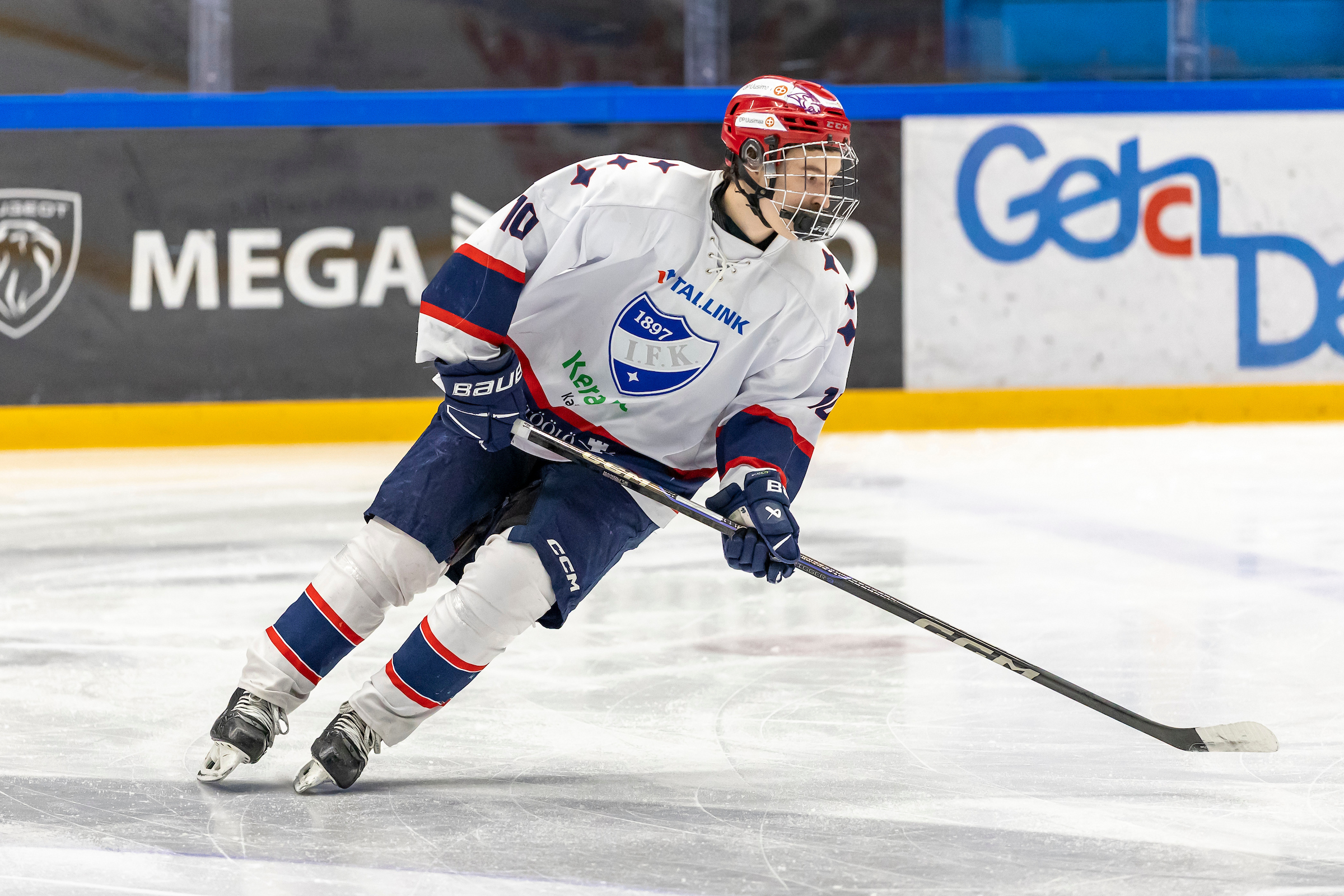 HIFK:n Frans Karjalahti kunnostautui maalitilanteiden järjestelijänä Helsingin paikallispelissä. (Kuva: Matti Nenonen)