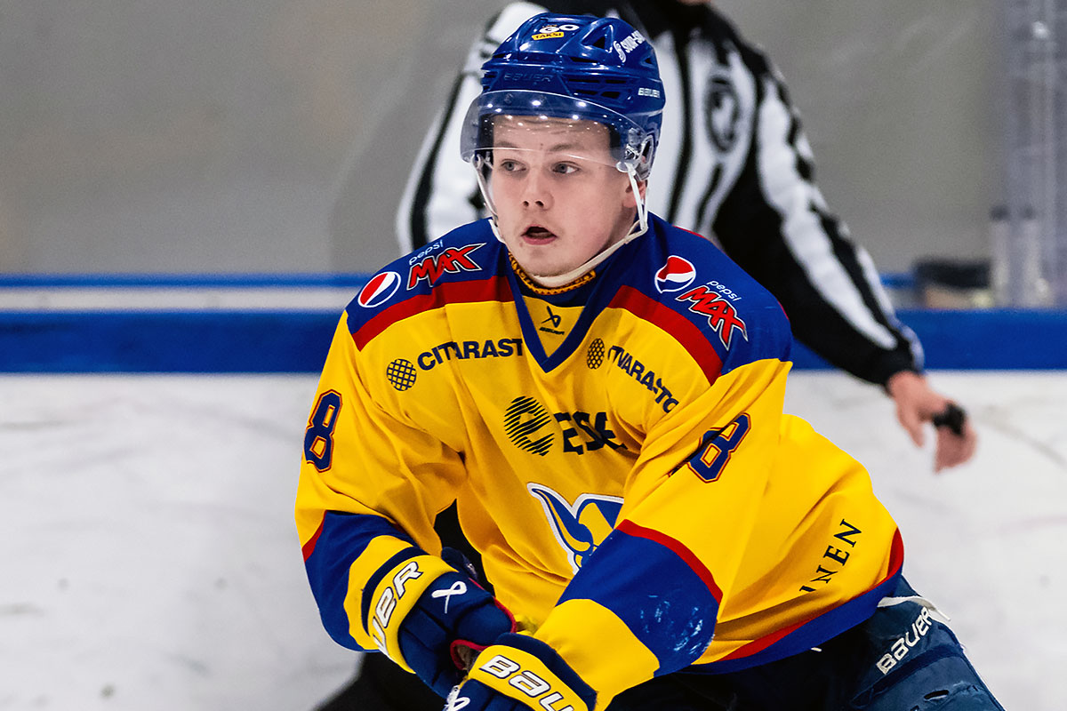 Jukurien Rasmus Baggström juhli maaleilla lauantaina JYPiä vastaan. (Kuva: Riku Laukkanen)
