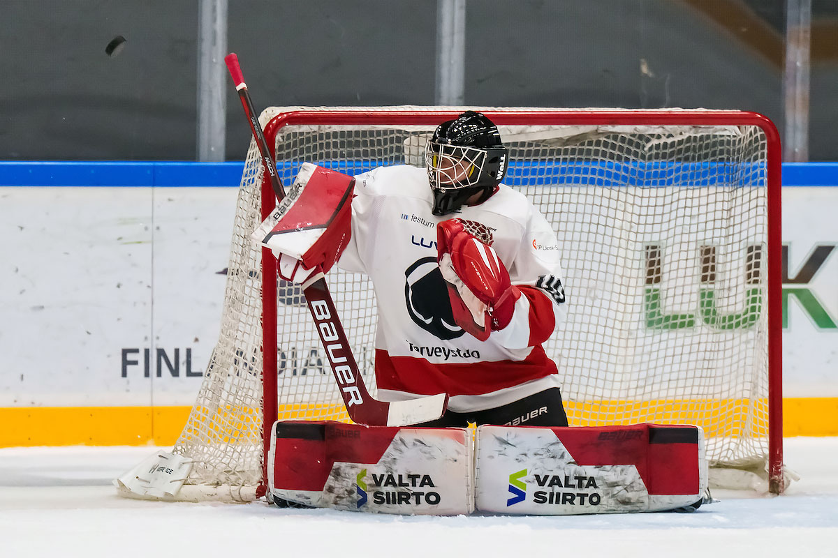 Ässien Eemeli Boelius urakoi torjuntoja ottelussa HIFK:ta vastaan. (Kuva: Mika Kylmäniemi)