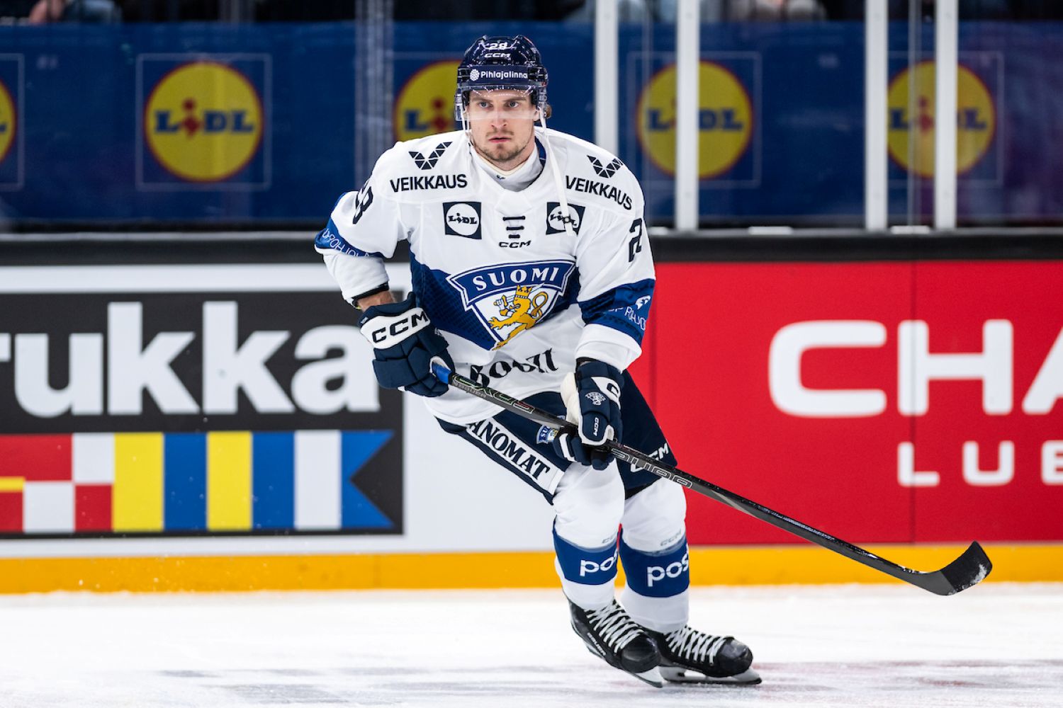 Jääkiekkoilija jäällä.