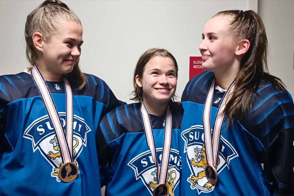 Tyttöleijonien MM-mitalistit Vanhanen, Salonen ja Keränen: "Ei tässä voisi parempi fiilis olla!"