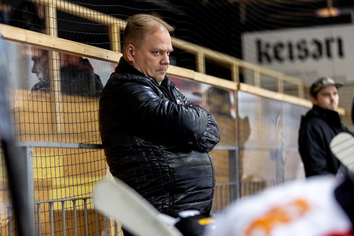 Jari Tapperin luotsaama D-Kiekko jahtaa Mestiksen karsintasarjan avausvoittoaan keskiviikkona, kun jyväskyläläiset isännöivät KOOVEEta.