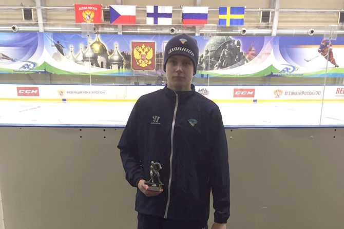 U16-maajoukkueen sisällä kiertää pelimiespysti - Kaapo Kakko vastaanotti palkinnon Ruotsi-pelissä