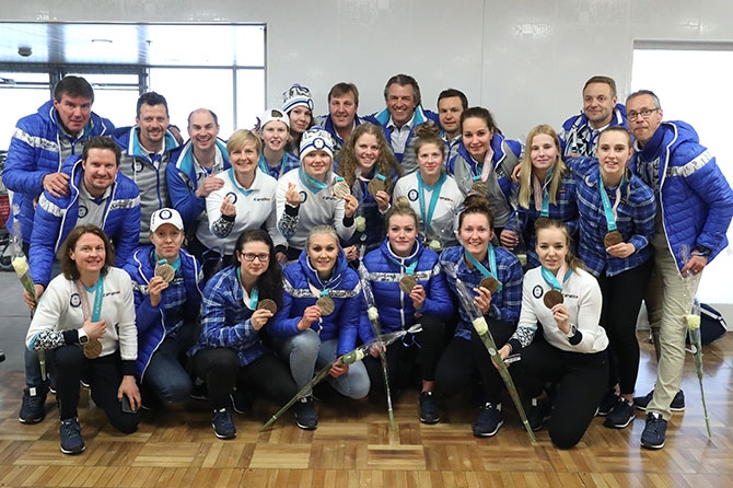 Tervetuloa kotiin! Naisleijonien pääjoukko palasi kotimaahan - Video