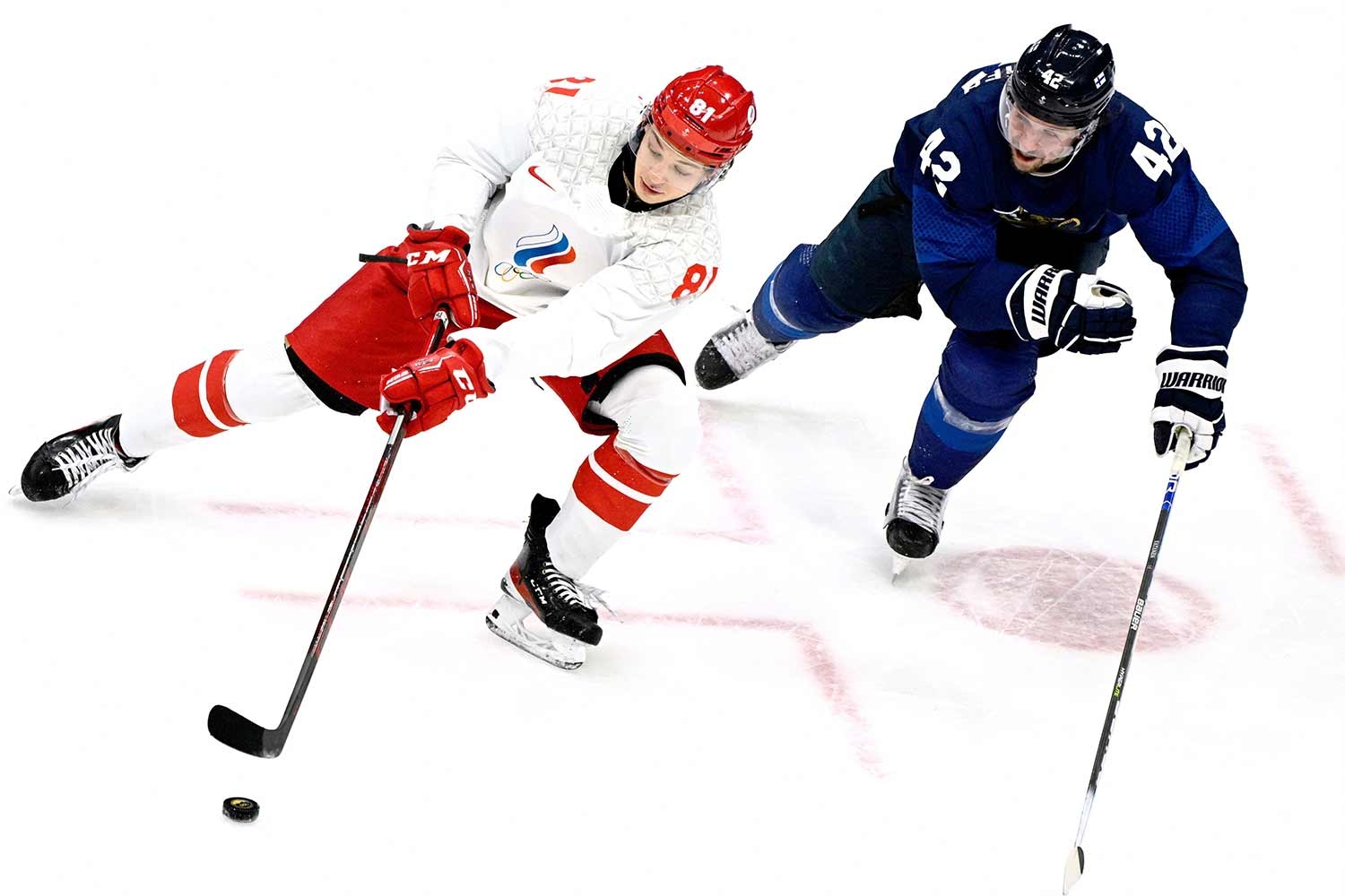 Arseniy Gritsyuk ja Sami Vatanen olympiafinaalissa. 