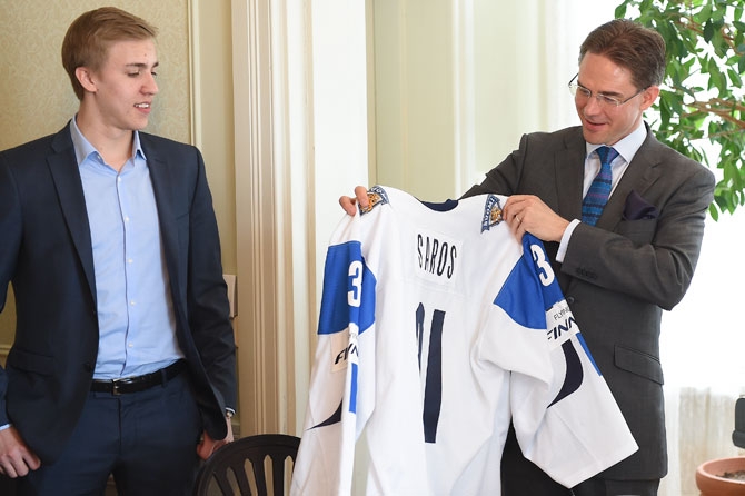 Pääministeri Kataiselle Juuse Saroksen game worn -pelipaita