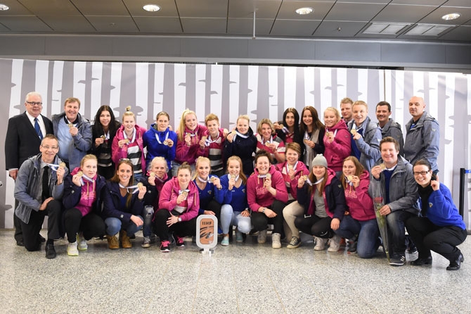 Naisleijonien MM-joukkue palasi Suomeen - Puheenjohtaja Kummola: ”Tästä on hyvä jatkaa kohti hopea- ja kultamitaleja!” - Kuvia!