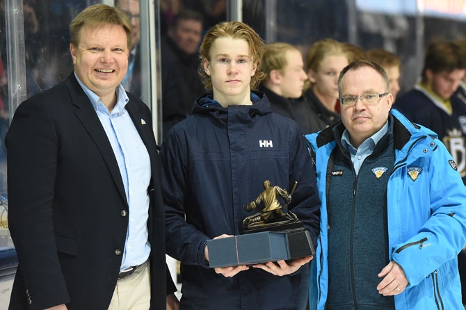 Lukon Lassi Lehtinen vastaanotti Myllys- ja Tikkanen-palkintonsa Final Fourissa. Vasemmalla Jääkiekkoliiton puheenjohtaja Harri Nummela, oikealla liittovaltuuston varapuheenjohtaja Jari Salminen.