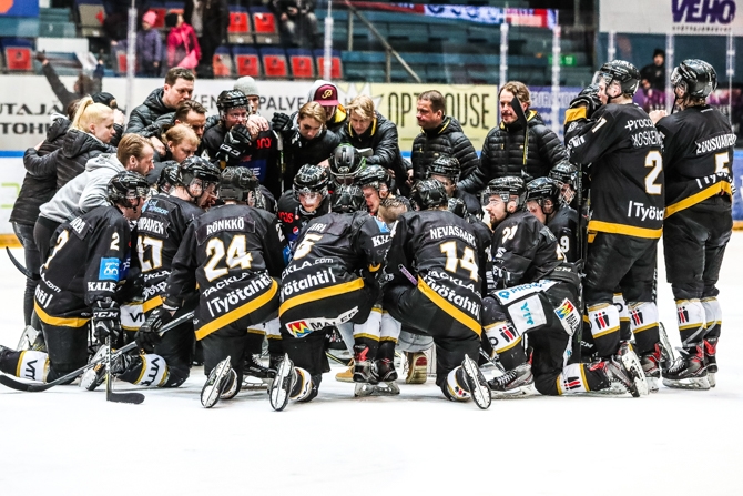 Kärpät palaverissa Raksilan kaukalossa 6.4.2018.