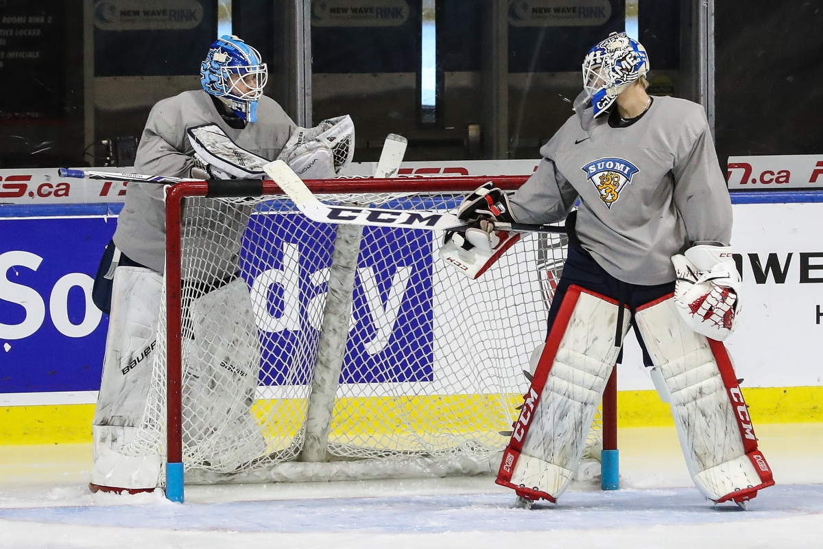 Nuorten Leijonien maalivahdit jääharjoituksissa HarborCenterissä