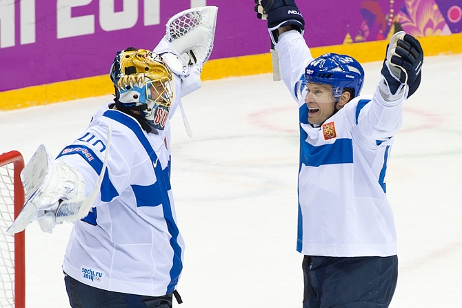 Tästä käynnistyi Leijonien voitontanssi - Tuukka Rask ja Kimmo Timonen nostivat kädet kohti kattoa loppusummerin suristessa.