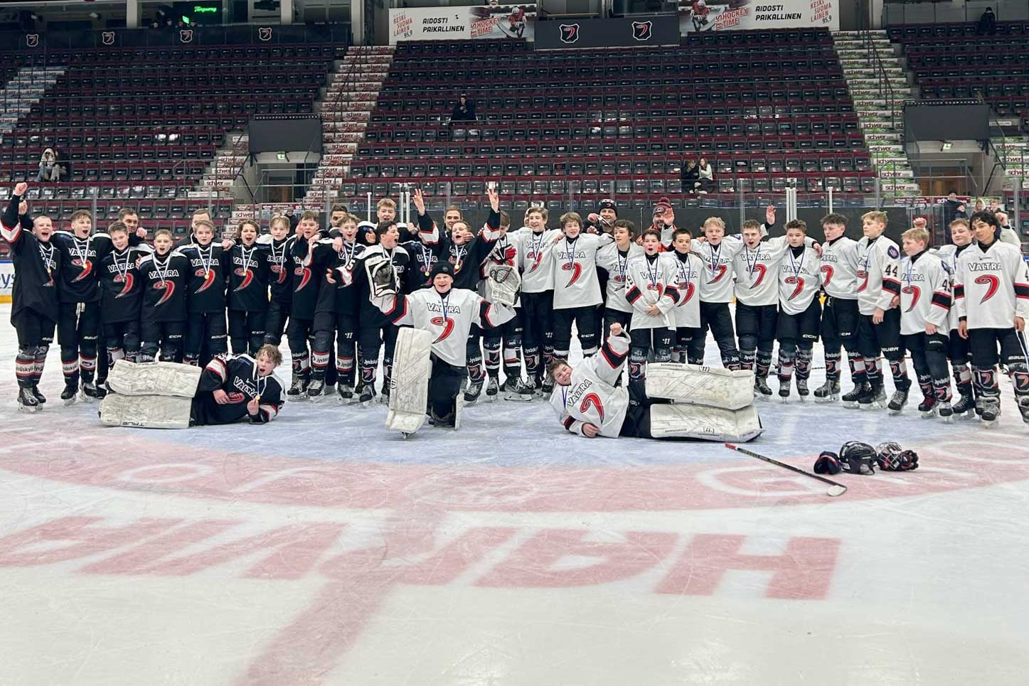 Kulta- ja hopeajoukkueet yhteiskuvassa.