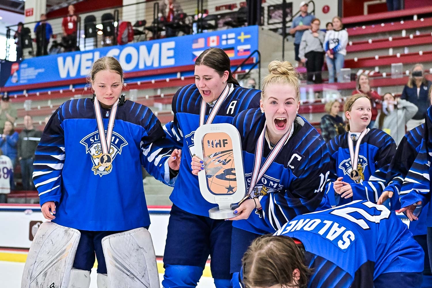 Nyt juhlitaan! Kuvia kaukalosta ja Tyttöleijonien kopista