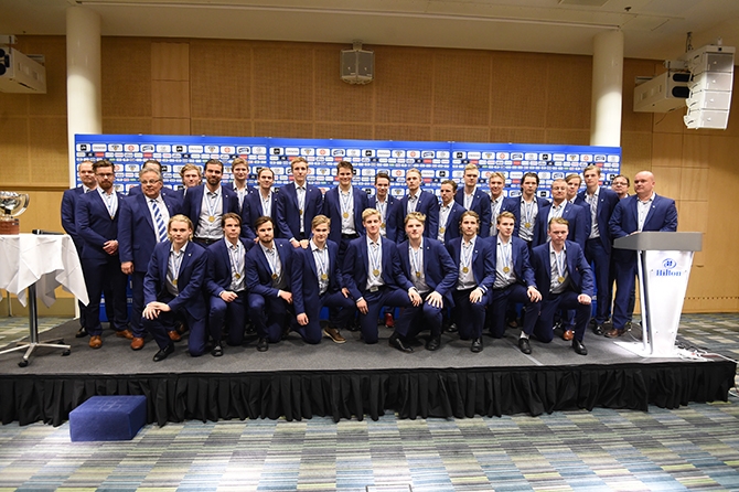 Pikkuleijonat kutsuvieraina 3.5. Suomi-USA -ottelussa - Nimmarit jaossa ennen ottelun alkua