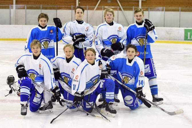 Taitokisan finalistit yhteiskuvassa. Voittaja Aleks Haatanen eturivissä toinen oikealta.