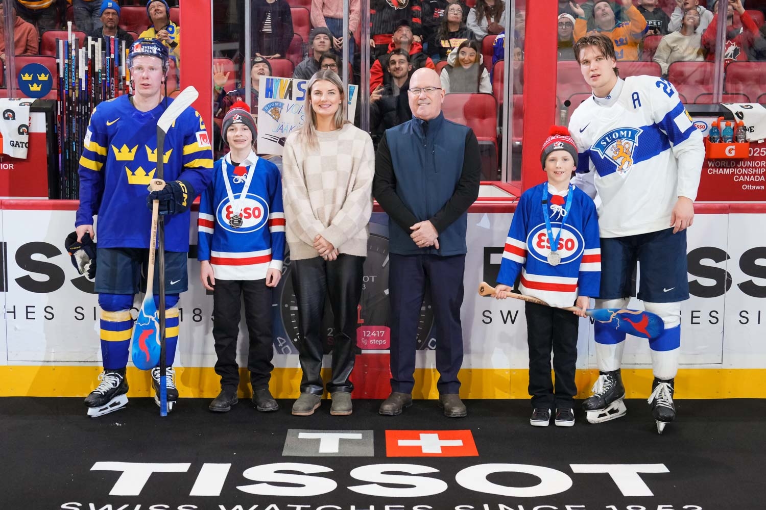 Kasper Halttunen (oik.) ja Otto Stenberg palkittiin ottelun parhaina pelaajina.